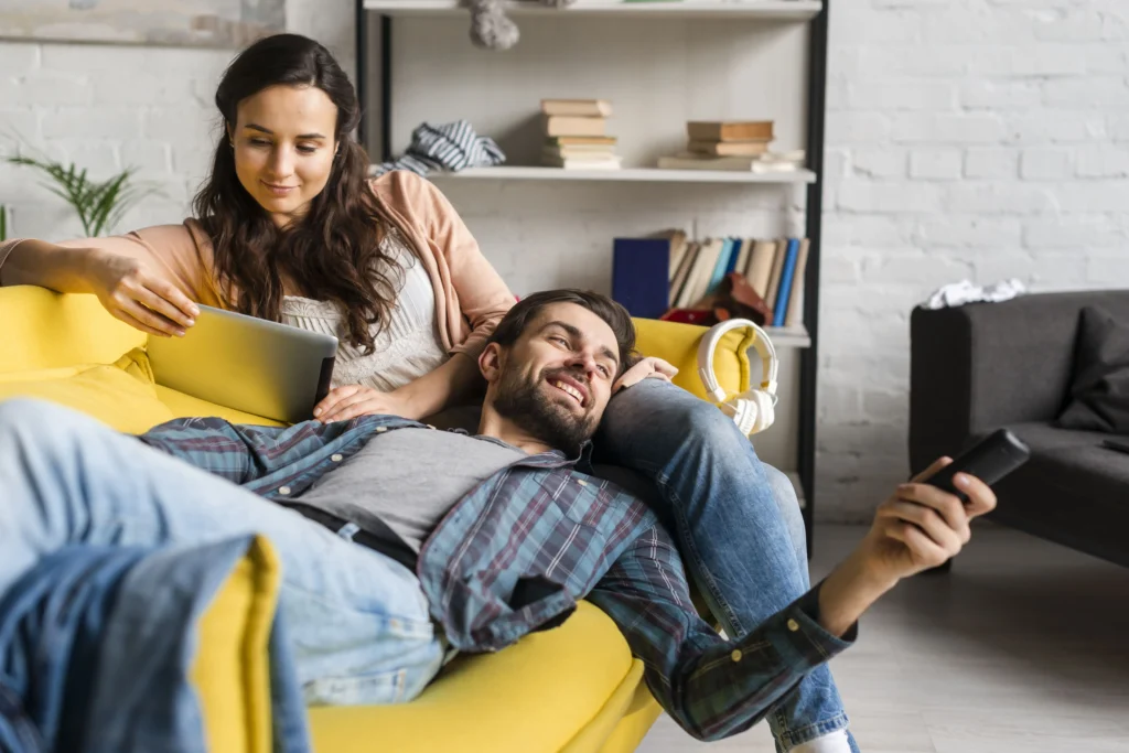 Ehefrau und Ehemann lesen und nutzen IPTV