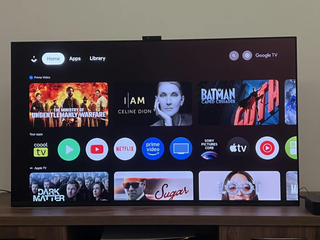 IPTV Anbieter Vergleich – Logos verschiedener Streaming-Dienste und russischer Sender