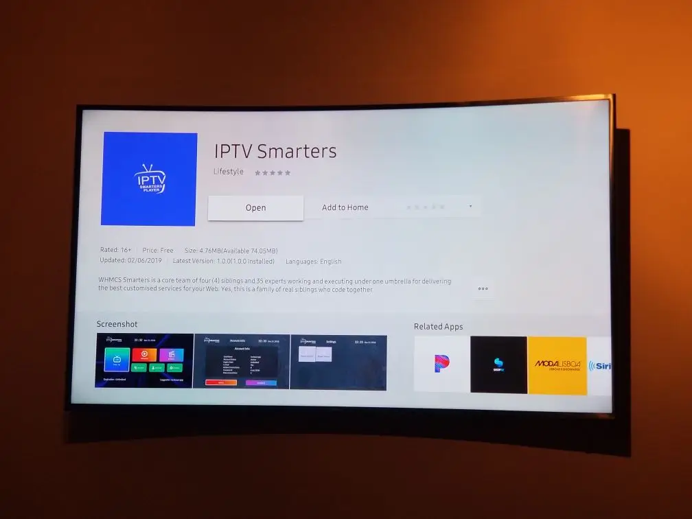 Samsung Smart TV im modernen Wohnzimmer mit laufender IPTV-App